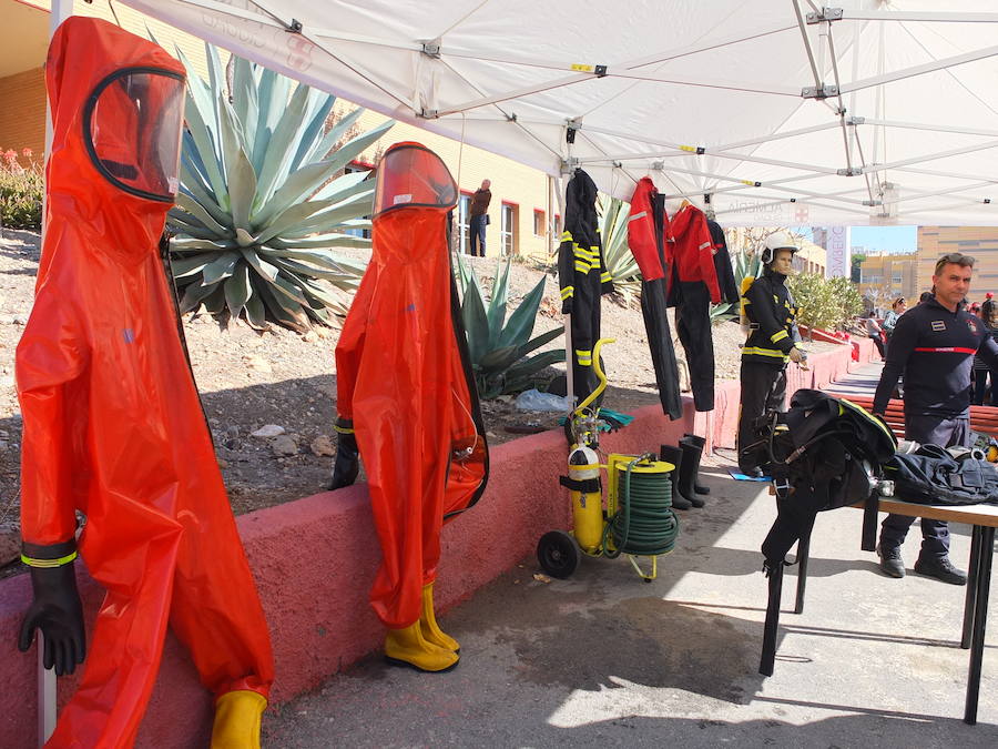 El Parque de Bomberos de la capital abrió ayer sus puertas a los almerienses con motivo de la celebración de su patrón, San Juan de Dios