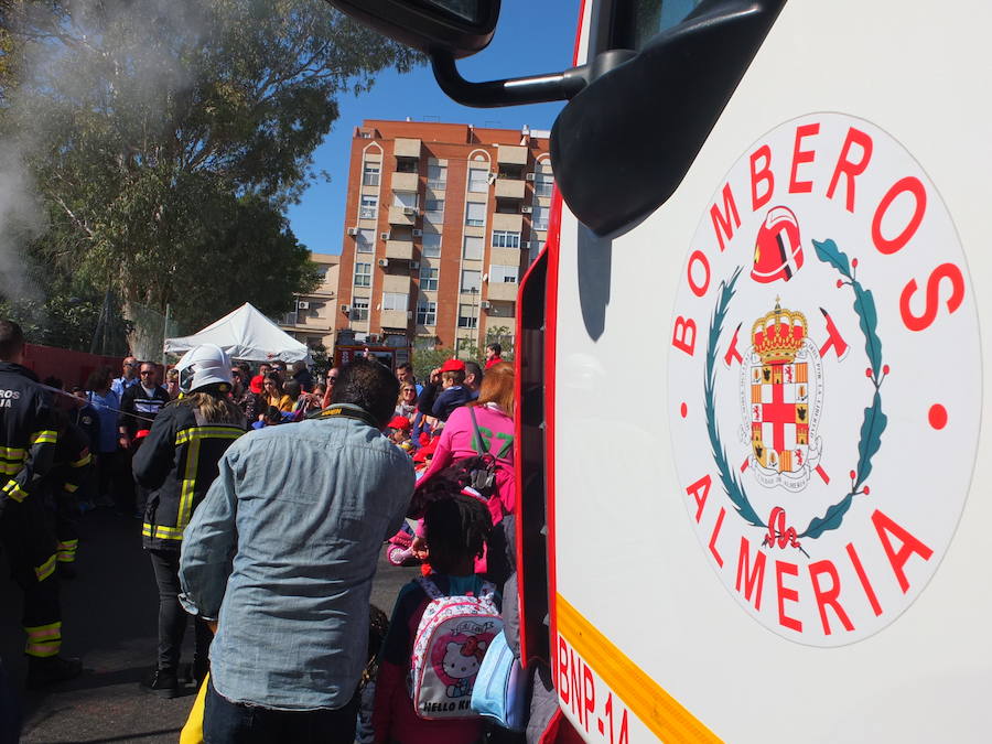 El Parque de Bomberos de la capital abrió ayer sus puertas a los almerienses con motivo de la celebración de su patrón, San Juan de Dios