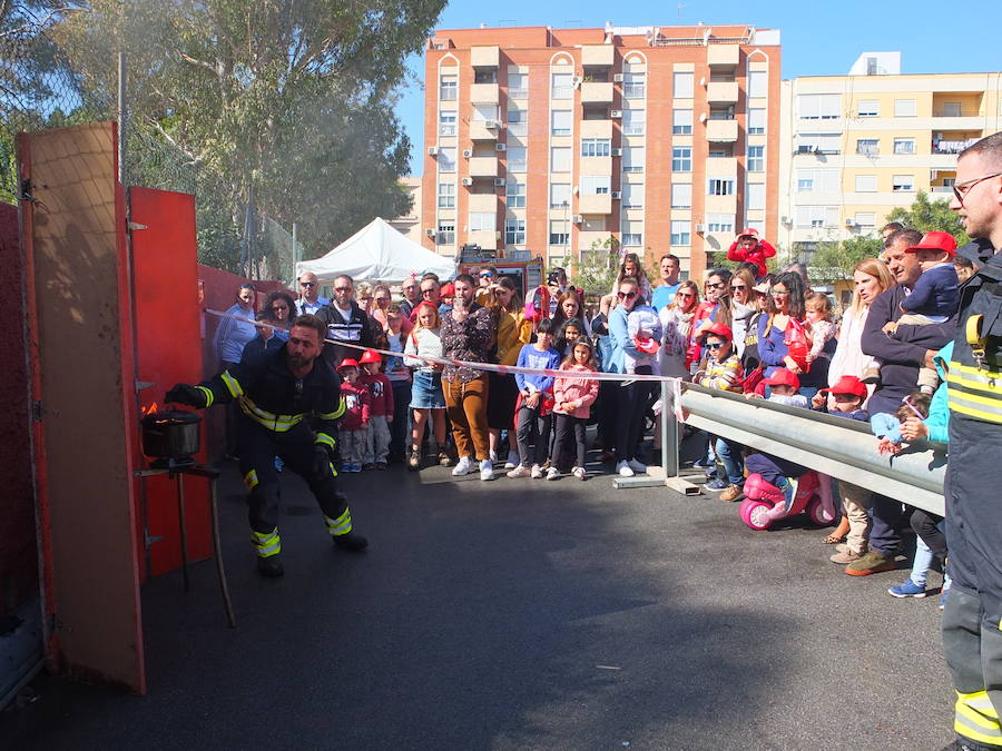El Parque de Bomberos de la capital abrió ayer sus puertas a los almerienses con motivo de la celebración de su patrón, San Juan de Dios