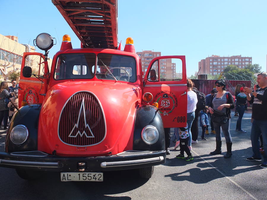 El Parque de Bomberos de la capital abrió ayer sus puertas a los almerienses con motivo de la celebración de su patrón, San Juan de Dios