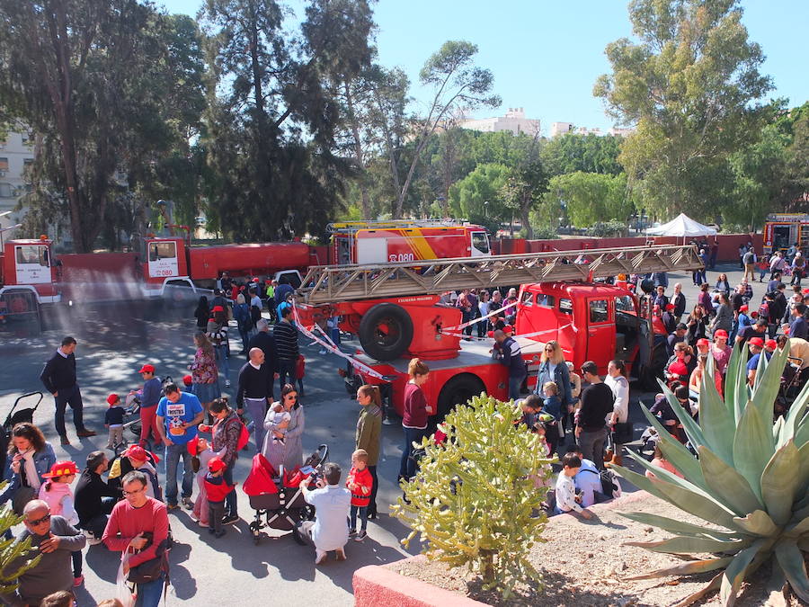 El Parque de Bomberos de la capital abrió ayer sus puertas a los almerienses con motivo de la celebración de su patrón, San Juan de Dios