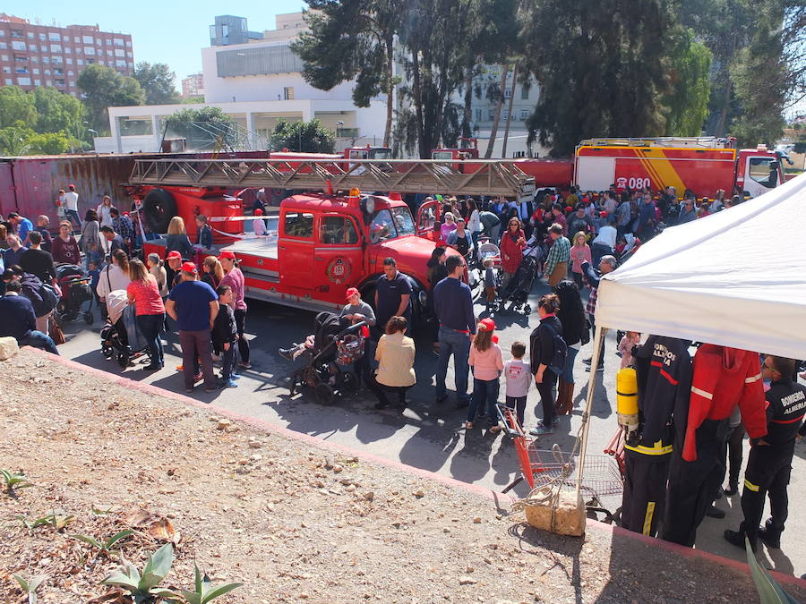 El Parque de Bomberos de la capital abrió ayer sus puertas a los almerienses con motivo de la celebración de su patrón, San Juan de Dios