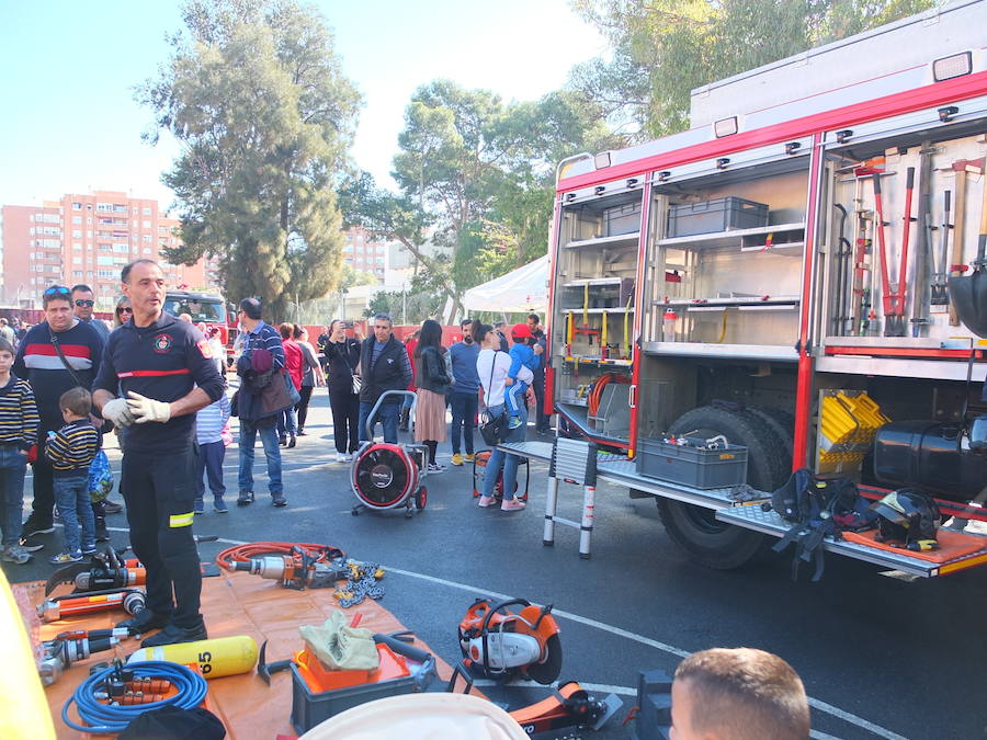 El Parque de Bomberos de la capital abrió ayer sus puertas a los almerienses con motivo de la celebración de su patrón, San Juan de Dios
