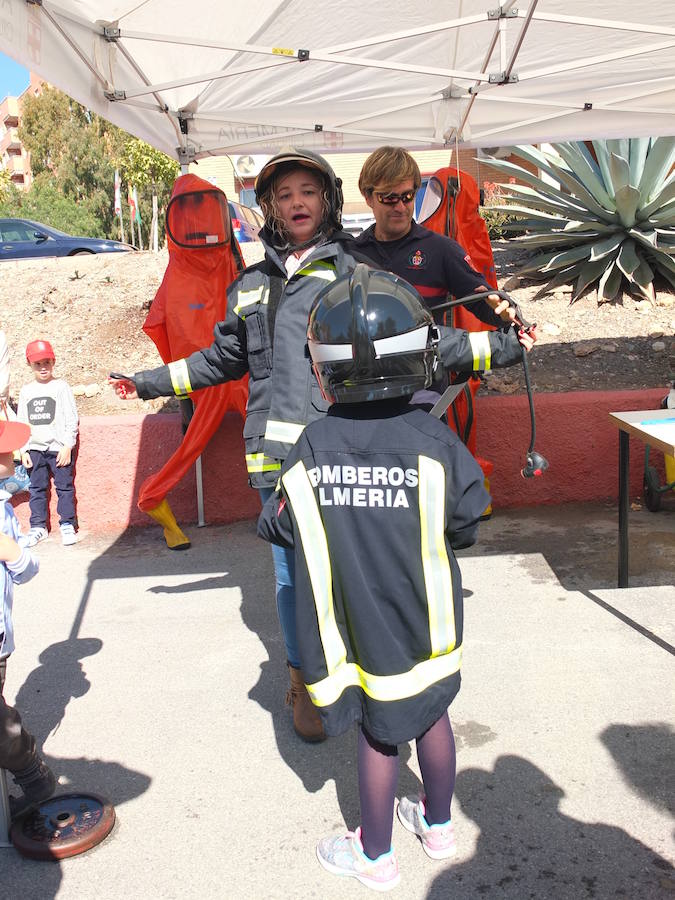 El Parque de Bomberos de la capital abrió ayer sus puertas a los almerienses con motivo de la celebración de su patrón, San Juan de Dios