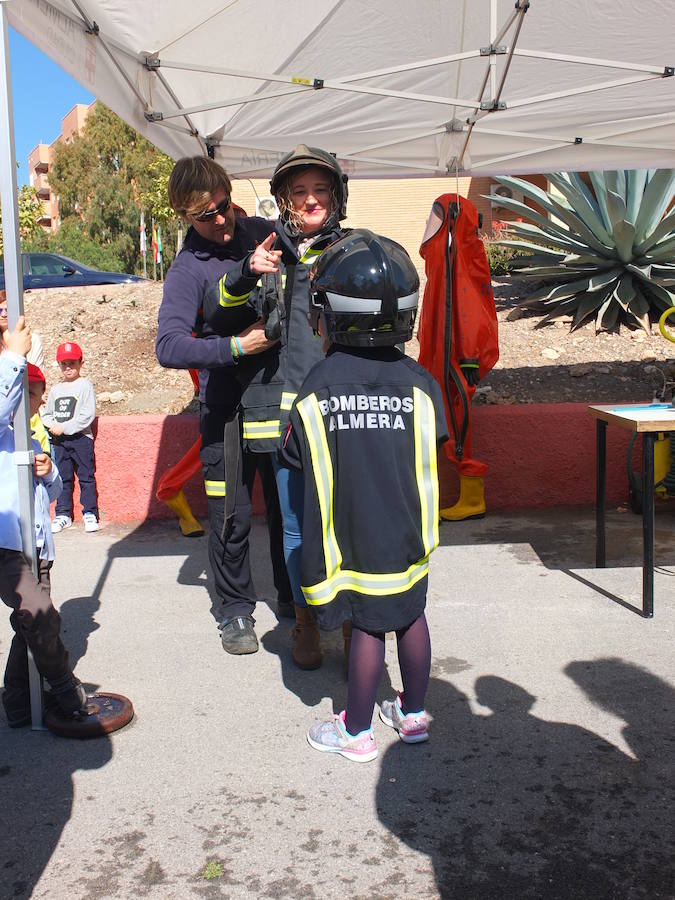 El Parque de Bomberos de la capital abrió ayer sus puertas a los almerienses con motivo de la celebración de su patrón, San Juan de Dios