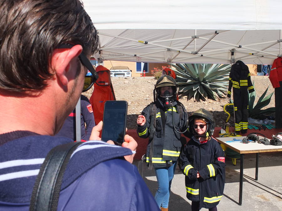 El Parque de Bomberos de la capital abrió ayer sus puertas a los almerienses con motivo de la celebración de su patrón, San Juan de Dios