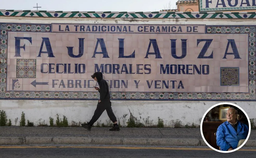 El letrero de la fábrica de Fajalauza es una suerte de 'metacerámica' en el «Albaicín extramuros», como le gusta explicar a Cecilio Morales Moreno (en el círculo).