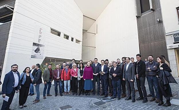 Pedro Sánchez se hizo una foto con todos los representantes de las cultura de Granada que se acercaron hasta el Centro Lorca para departir con él.