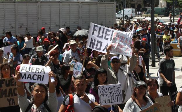 Miles de personas marchan en protesta contra el Gobierno del presidente de Argentina, Mauricio Macri.