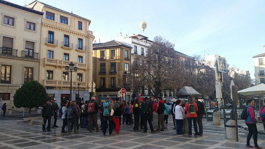 Un grupo de jóvenes de Beas de Granada encabeza una marcha para que no se olvide la senda que ha unido históricamente este municipio con la capital
