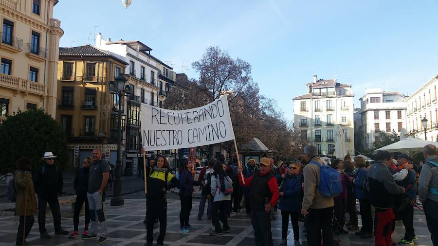Un grupo de jóvenes de Beas de Granada encabeza una marcha para que no se olvide la senda que ha unido históricamente este municipio con la capital