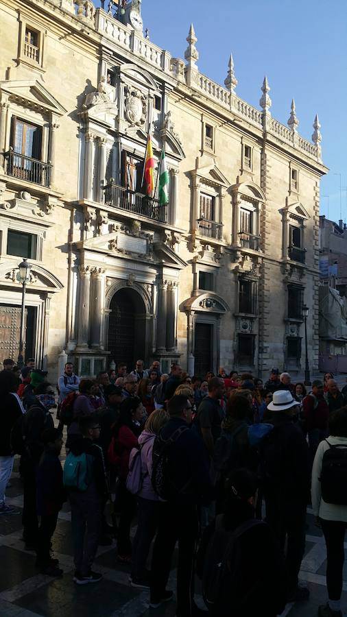 Un grupo de jóvenes de Beas de Granada encabeza una marcha para que no se olvide la senda que ha unido históricamente este municipio con la capital