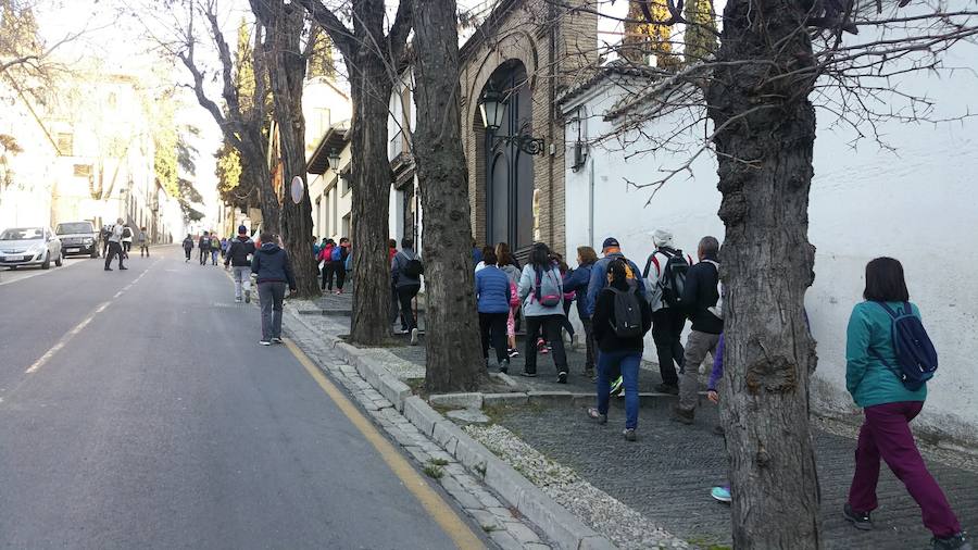 Un grupo de jóvenes de Beas de Granada encabeza una marcha para que no se olvide la senda que ha unido históricamente este municipio con la capital