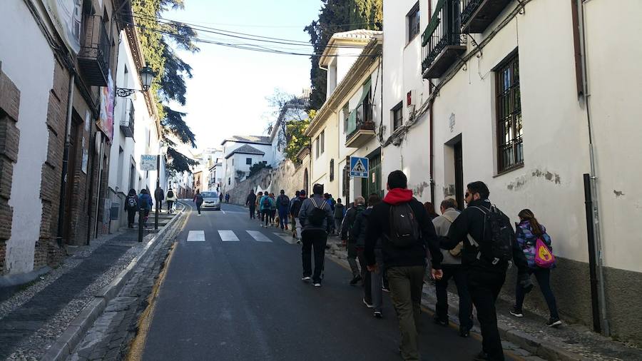 Un grupo de jóvenes de Beas de Granada encabeza una marcha para que no se olvide la senda que ha unido históricamente este municipio con la capital