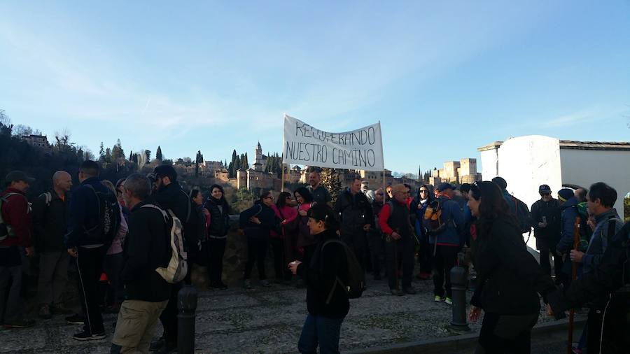 Un grupo de jóvenes de Beas de Granada encabeza una marcha para que no se olvide la senda que ha unido históricamente este municipio con la capital