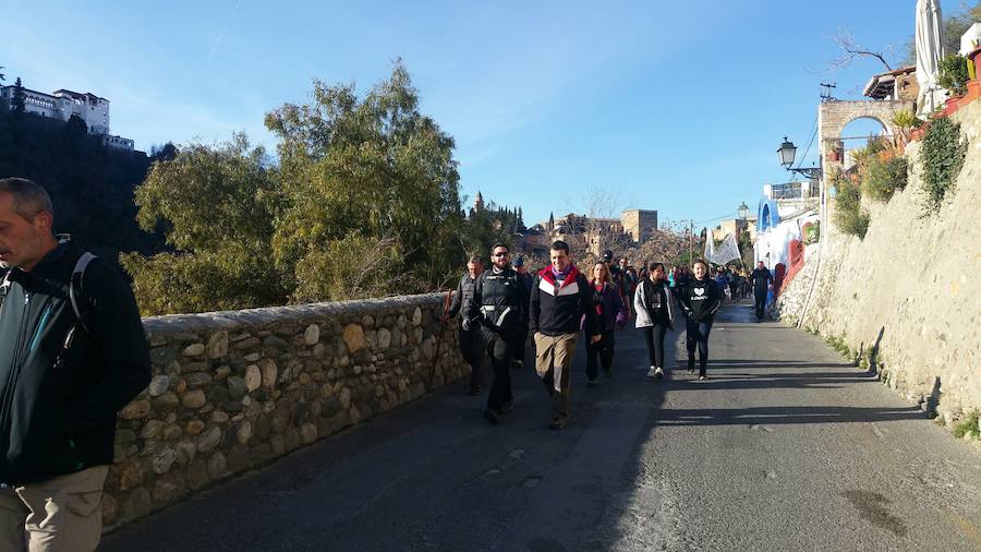 Un grupo de jóvenes de Beas de Granada encabeza una marcha para que no se olvide la senda que ha unido históricamente este municipio con la capital