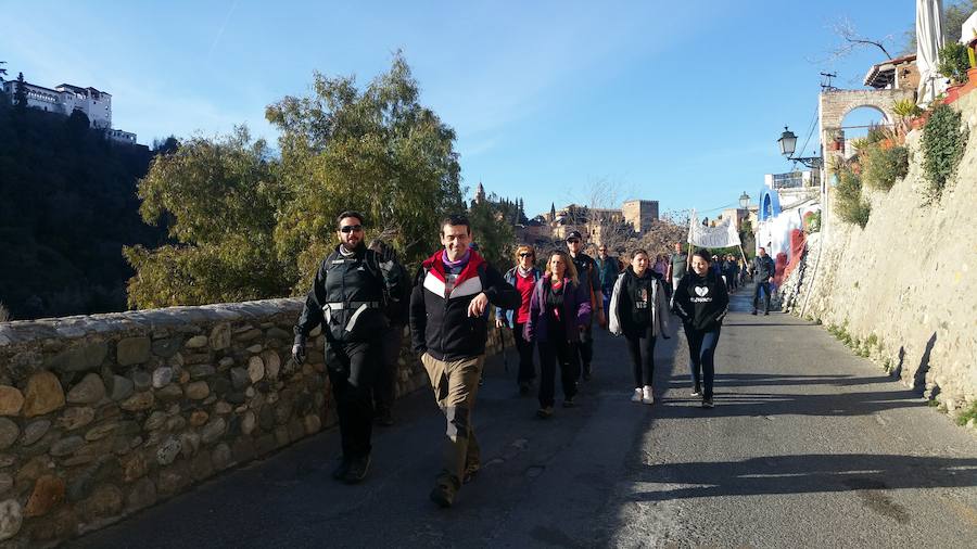 Un grupo de jóvenes de Beas de Granada encabeza una marcha para que no se olvide la senda que ha unido históricamente este municipio con la capital