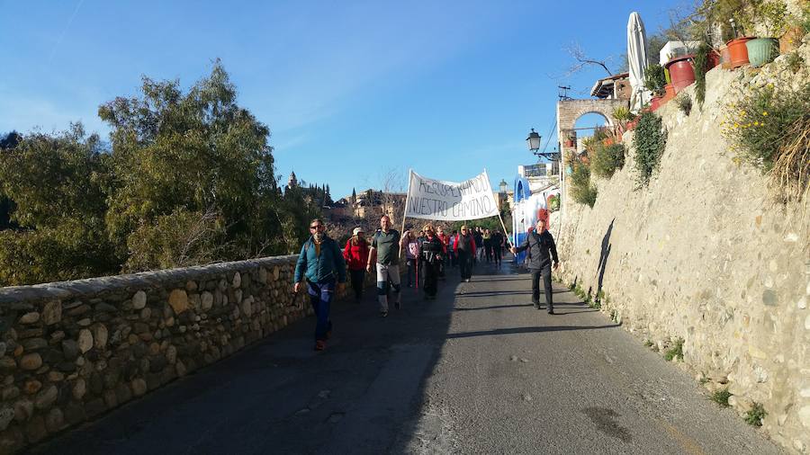 Un grupo de jóvenes de Beas de Granada encabeza una marcha para que no se olvide la senda que ha unido históricamente este municipio con la capital