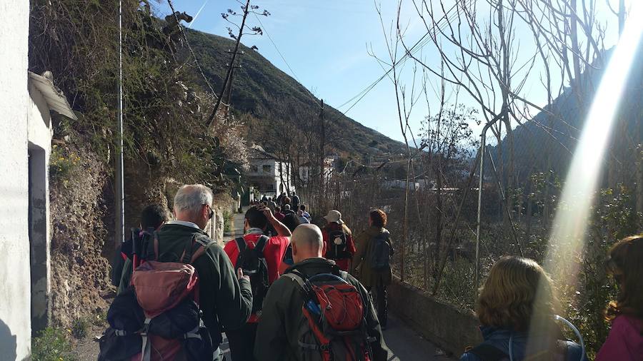 Un grupo de jóvenes de Beas de Granada encabeza una marcha para que no se olvide la senda que ha unido históricamente este municipio con la capital
