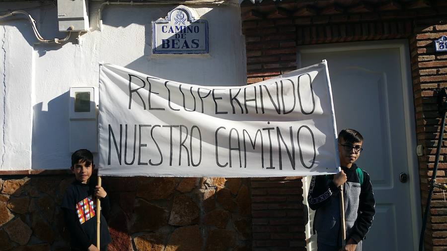 Un grupo de jóvenes de Beas de Granada encabeza una marcha para que no se olvide la senda que ha unido históricamente este municipio con la capital
