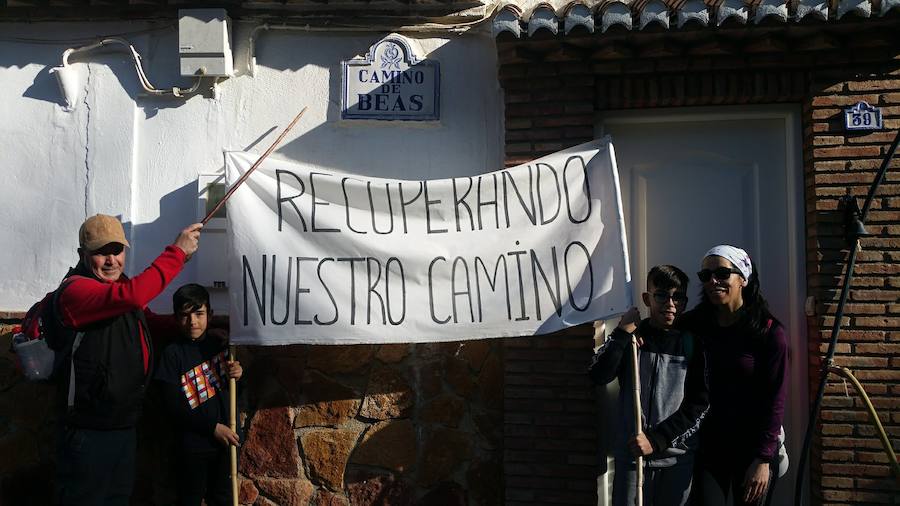 Un grupo de jóvenes de Beas de Granada encabeza una marcha para que no se olvide la senda que ha unido históricamente este municipio con la capital