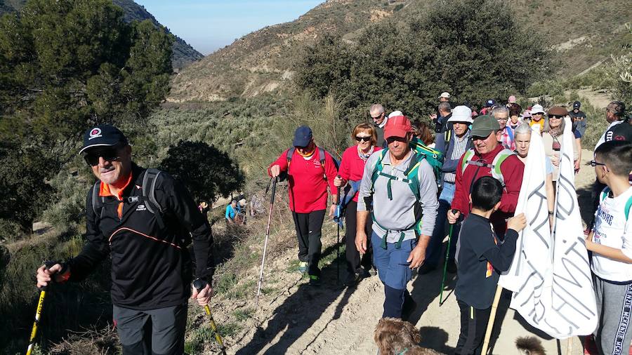 Un grupo de jóvenes de Beas de Granada encabeza una marcha para que no se olvide la senda que ha unido históricamente este municipio con la capital