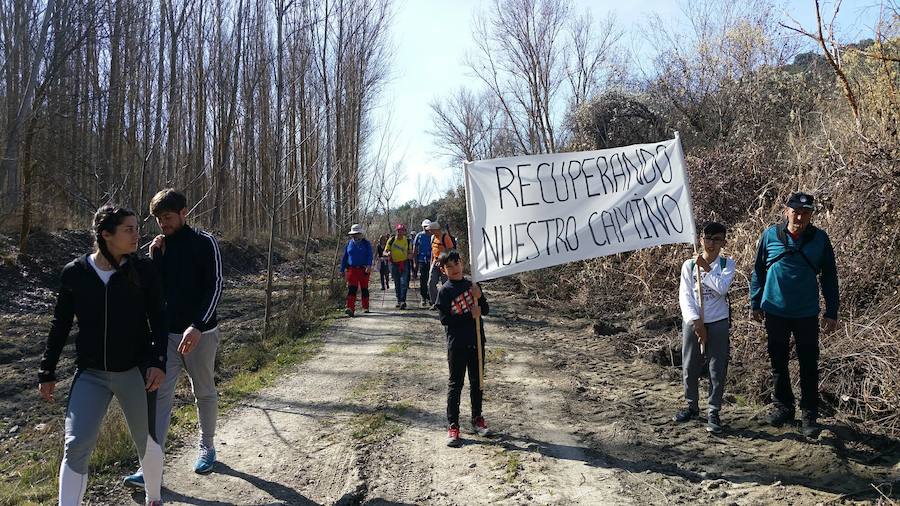 Un grupo de jóvenes de Beas de Granada encabeza una marcha para que no se olvide la senda que ha unido históricamente este municipio con la capital