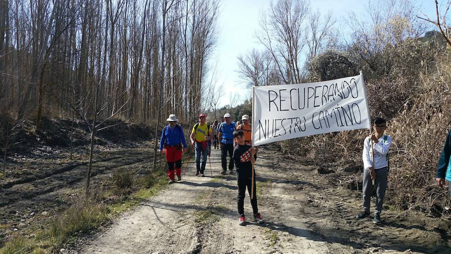 Un grupo de jóvenes de Beas de Granada encabeza una marcha para que no se olvide la senda que ha unido históricamente este municipio con la capital