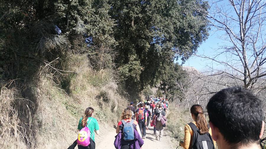Un grupo de jóvenes de Beas de Granada encabeza una marcha para que no se olvide la senda que ha unido históricamente este municipio con la capital