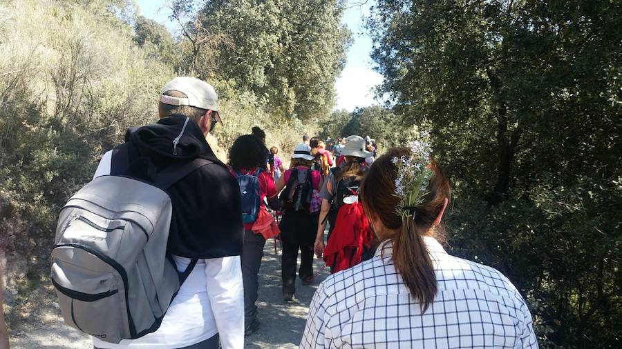 Un grupo de jóvenes de Beas de Granada encabeza una marcha para que no se olvide la senda que ha unido históricamente este municipio con la capital