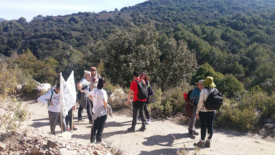 Un grupo de jóvenes de Beas de Granada encabeza una marcha para que no se olvide la senda que ha unido históricamente este municipio con la capital