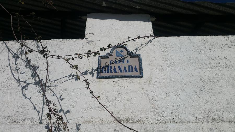 Un grupo de jóvenes de Beas de Granada encabeza una marcha para que no se olvide la senda que ha unido históricamente este municipio con la capital