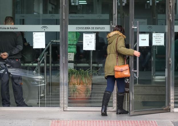 Una chica entra en una oficina del Servicio Andaluz de Empleo.