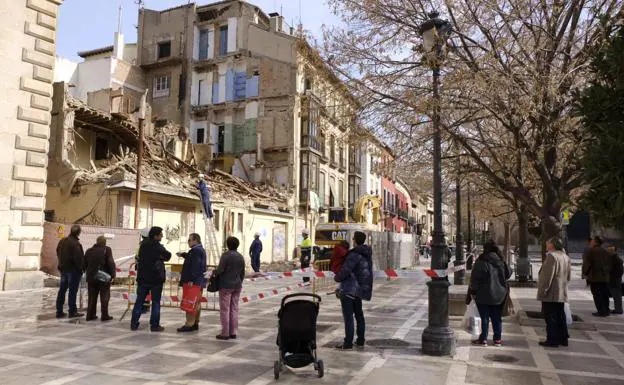 Muchos curiosos han observado los trabajos de demolición