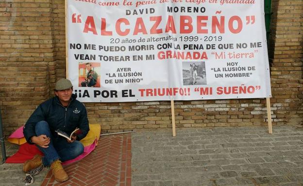 'Alcazabeño, en la puerta grande de la Plaza de Toros de Granada