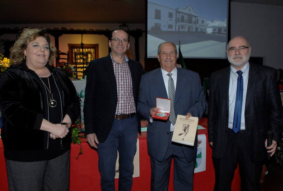 El emotivo acto ha contado con la presencia del equipo de gobierno municipal, vecinos, la diputada de Cultura y Memoria Histórica y Democrática, Fátima Gómez, y la mayoría de los concejales electos y alcaldes en las últimas cuatro décadas