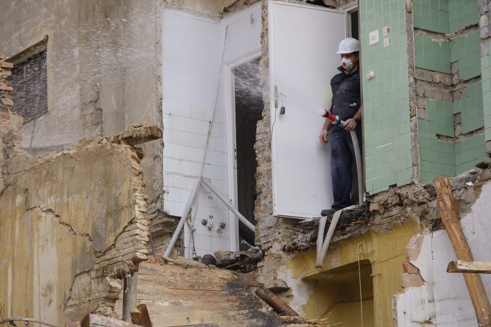 Las máquinas trabajan para retirar los escombros y dejar la zona libre de peligro
