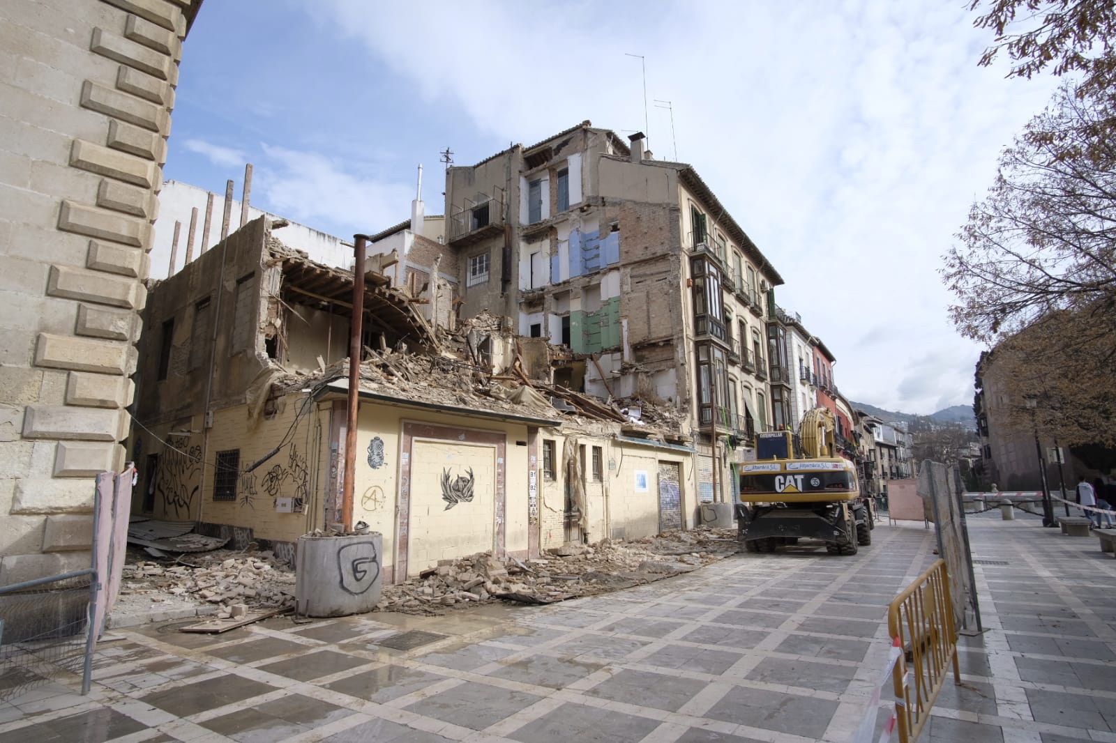 Las máquinas trabajan para retirar los escombros y dejar la zona libre de peligro