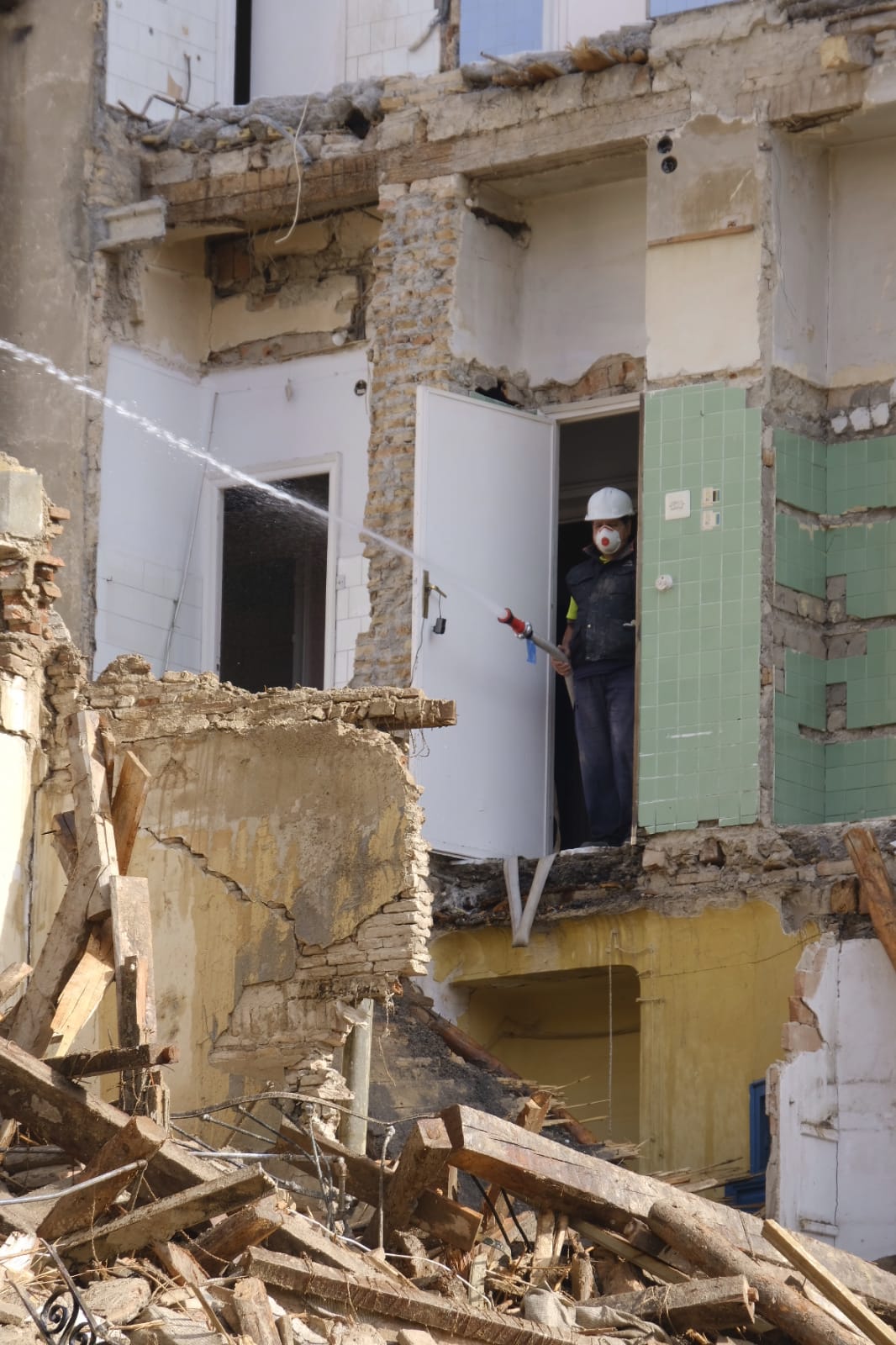 Las máquinas trabajan para retirar los escombros y dejar la zona libre de peligro