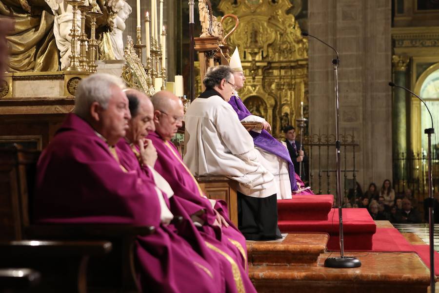 Entramos en Cuaresma, tiempo que nos llevará hasta el 18 de abril, Jueves Santo. Los actos del Miércoles de Ceniza tuvieron como protagonista el traslado de Jesús de la Piedad a la Catedral y posterior vía crucis, además de la imposición de la ceniza a los fieles por parte del obispo Amadeo Rodríguez Magro