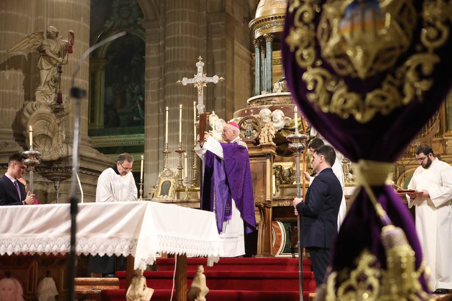 Entramos en Cuaresma, tiempo que nos llevará hasta el 18 de abril, Jueves Santo. Los actos del Miércoles de Ceniza tuvieron como protagonista el traslado de Jesús de la Piedad a la Catedral y posterior vía crucis, además de la imposición de la ceniza a los fieles por parte del obispo Amadeo Rodríguez Magro