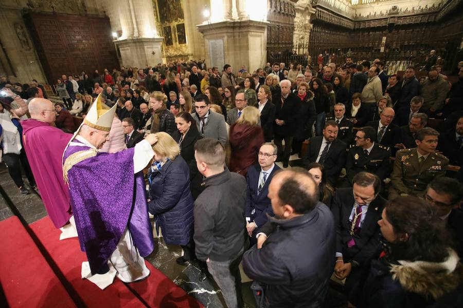 Entramos en Cuaresma, tiempo que nos llevará hasta el 18 de abril, Jueves Santo. Los actos del Miércoles de Ceniza tuvieron como protagonista el traslado de Jesús de la Piedad a la Catedral y posterior vía crucis, además de la imposición de la ceniza a los fieles por parte del obispo Amadeo Rodríguez Magro