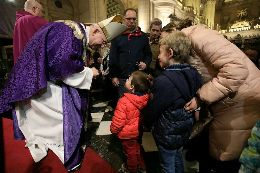 Entramos en Cuaresma, tiempo que nos llevará hasta el 18 de abril, Jueves Santo. Los actos del Miércoles de Ceniza tuvieron como protagonista el traslado de Jesús de la Piedad a la Catedral y posterior vía crucis, además de la imposición de la ceniza a los fieles por parte del obispo Amadeo Rodríguez Magro
