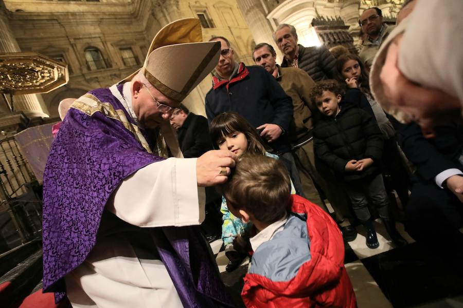 Entramos en Cuaresma, tiempo que nos llevará hasta el 18 de abril, Jueves Santo. Los actos del Miércoles de Ceniza tuvieron como protagonista el traslado de Jesús de la Piedad a la Catedral y posterior vía crucis, además de la imposición de la ceniza a los fieles por parte del obispo Amadeo Rodríguez Magro