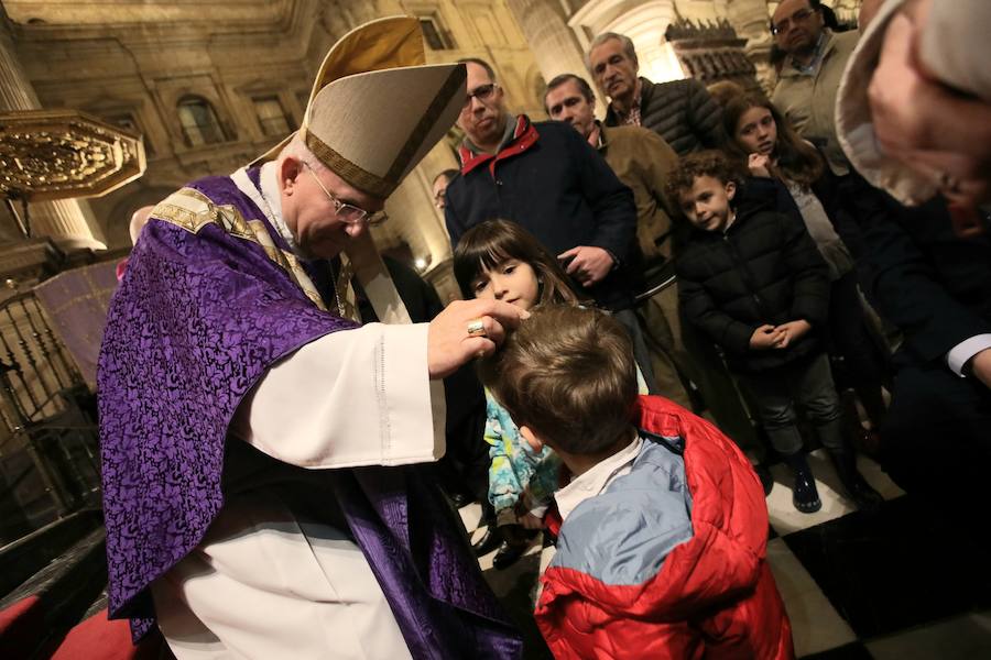 Entramos en Cuaresma, tiempo que nos llevará hasta el 18 de abril, Jueves Santo. Los actos del Miércoles de Ceniza tuvieron como protagonista el traslado de Jesús de la Piedad a la Catedral y posterior vía crucis, además de la imposición de la ceniza a los fieles por parte del obispo Amadeo Rodríguez Magro