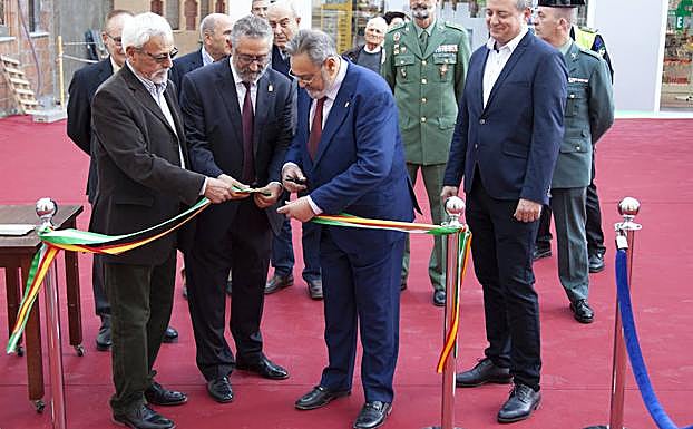 Corte de la cinta en la inauguración oficial del nuevo ayuntamiento.