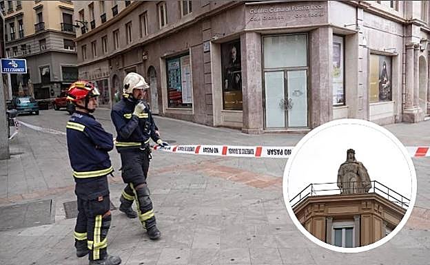 El Cuerpo de Bomberos interviene por la rotura de una baranda en el Teatro Isabel la Católica.