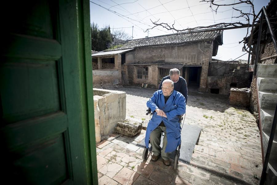 La familia de Cecilio Morales Moreno, de 98 años de edad, prepara ya la fundación que recogerá los cinco siglos de historia de la fábrica del Albaicín