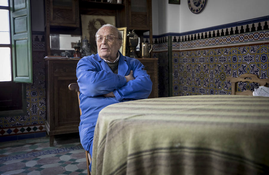 La familia de Cecilio Morales Moreno, de 98 años de edad, prepara ya la fundación que recogerá los cinco siglos de historia de la fábrica del Albaicín