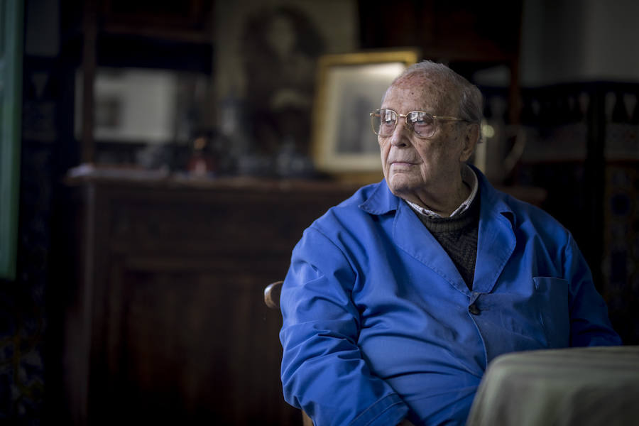 La familia de Cecilio Morales Moreno, de 98 años de edad, prepara ya la fundación que recogerá los cinco siglos de historia de la fábrica del Albaicín